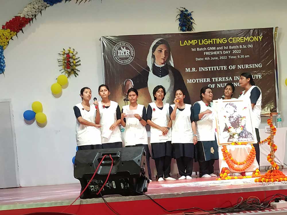 students- performance-at-lamp-lightining-ceremony